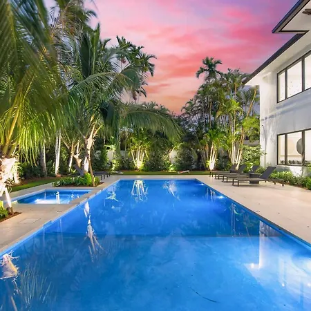 Villa In Coral Gables With Pool Jacuzzi Game Room